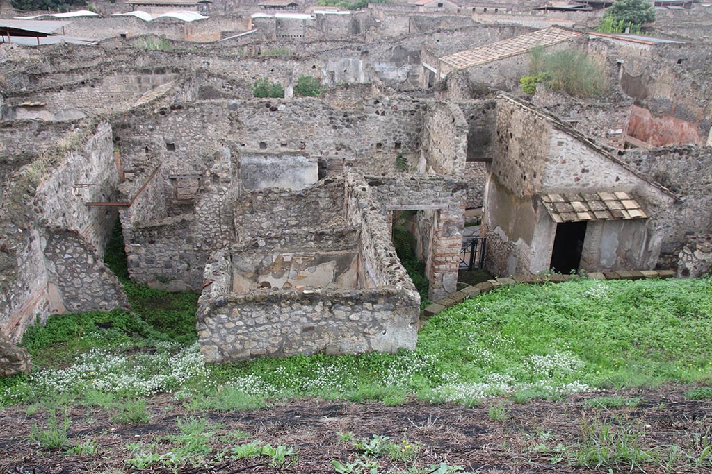 IX.7.16 Pompeii. October 2024. 
Looking west towards rear of house from Casina dell’Aquila, with entrance doorway, on right. Photo courtesy of Klaus Heese.
