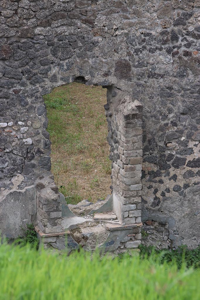 IX.7.16 (?) Pompeii. October 2024. 
Niche against west wall, on south side of fountain. Photo courtesy of Klaus Heese.
