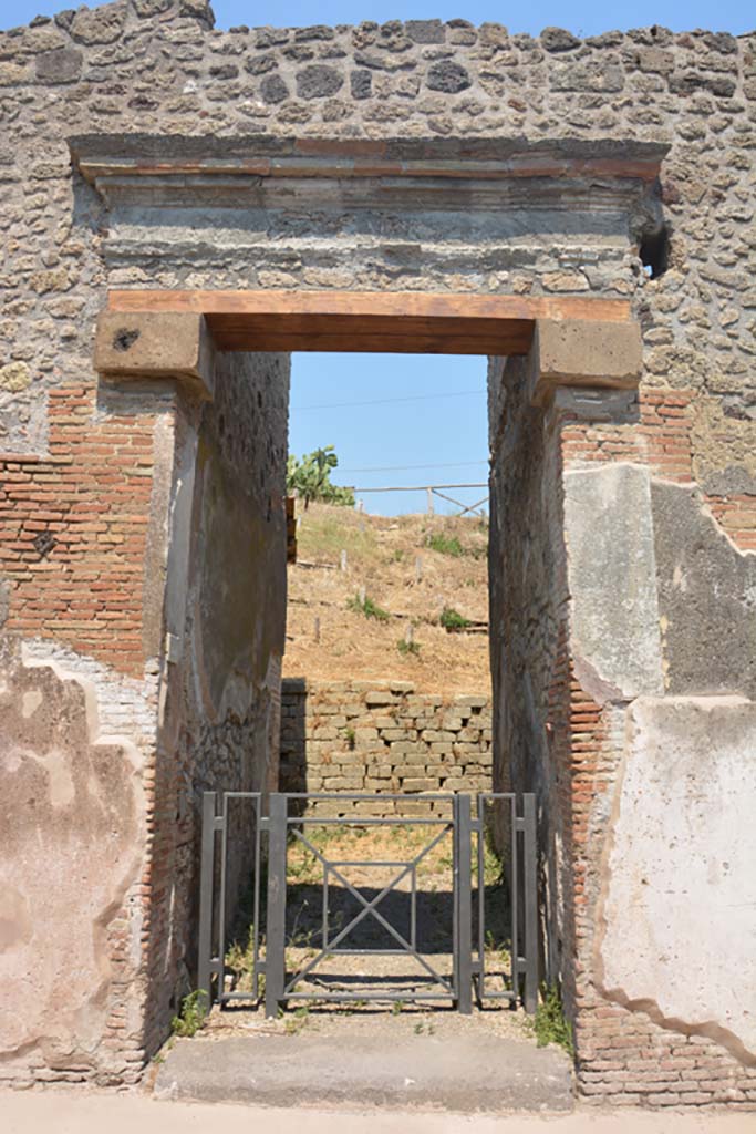 IX.7.16 Pompeii. July 2017. Looking east through entrance doorway.
Foto Annette Haug, ERC Grant 681269 DÉCOR.

