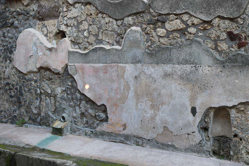 Vicolo di Tesmo, east side, Pompeii. December 2018.
Remaining painted plaster on exterior wall of IX.7.20, with niches. Photo courtesy of Aude Durand.
