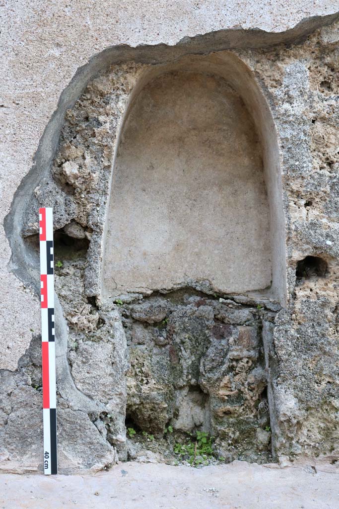 Vicolo di Tesmo, east side, Pompeii. December 2018.
Detail of lower niche at pavement level, behind plaster on exterior wall of IX.7.20. Photo courtesy of Aude Durand.
