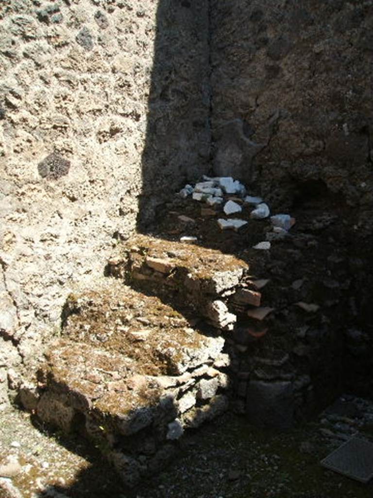 IX.7.20 Pompeii. May 2005. Stone steps to upper floor in room (a).