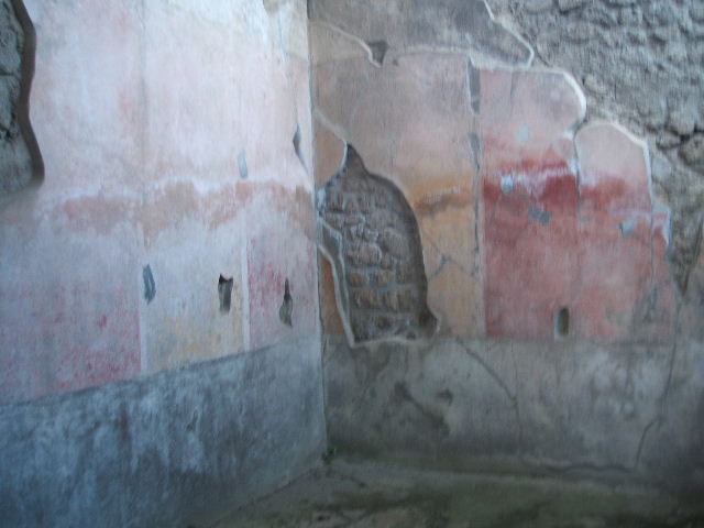 IX.7.20 Pompeii. May 2005. Room (h): remains of painted plaster on east wall with red and yellow panels.