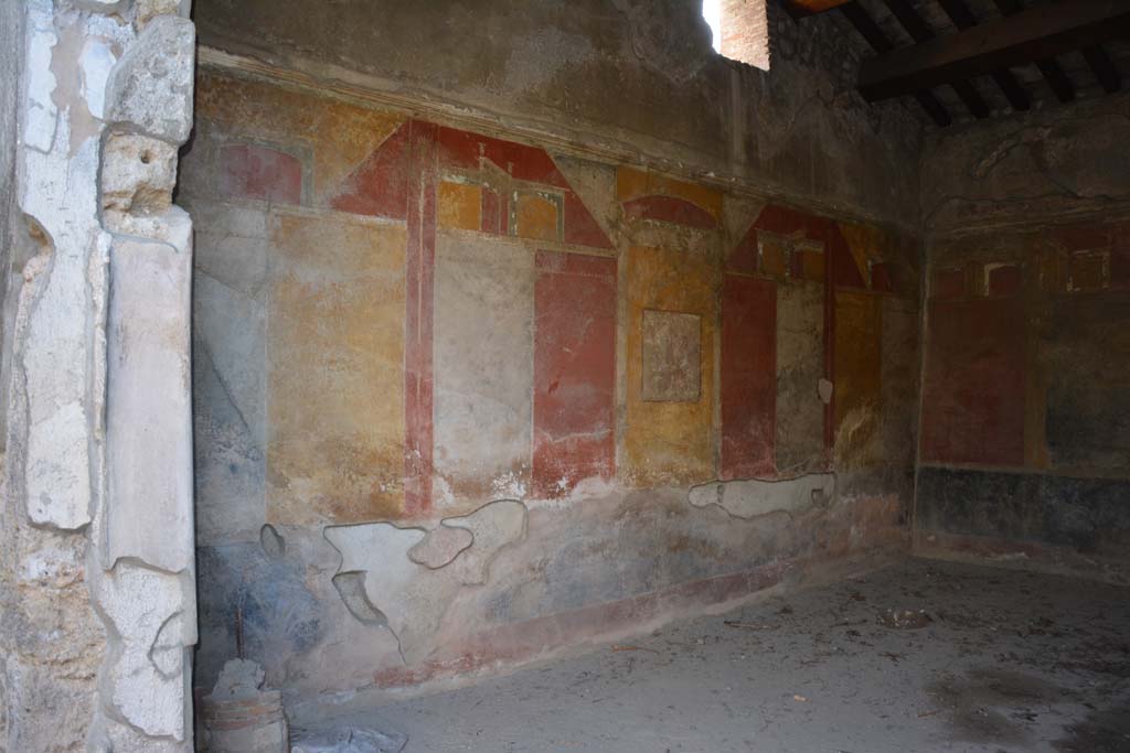 IX.7.20 Pompeii. October 2019. Large triclinium (room i), looking east through doorway from south portico.
Foto Annette Haug, ERC Grant 681269 DÉCOR.
