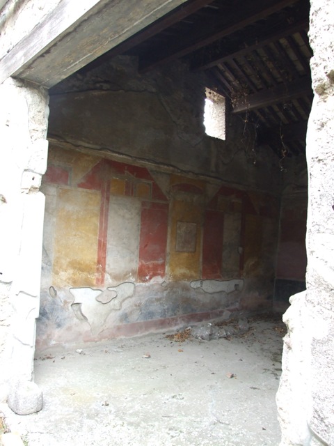 IX.7.20 Pompeii. December 2007. North-east corner of large triclinium, room (i), with doorway to south portico.