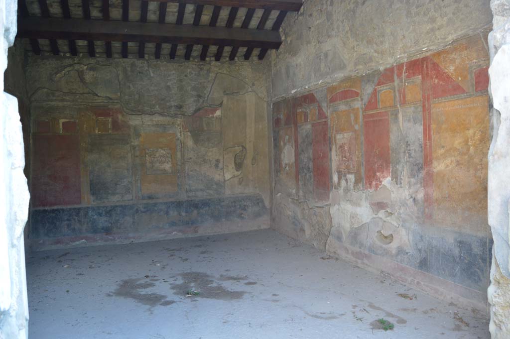 IX.7.20 Pompeii. October 2017. Looking west through doorway into large triclinium (room i) on south side of peristyle. 
Foto Taylor Lauritsen, ERC Grant 681269 DÉCOR.
