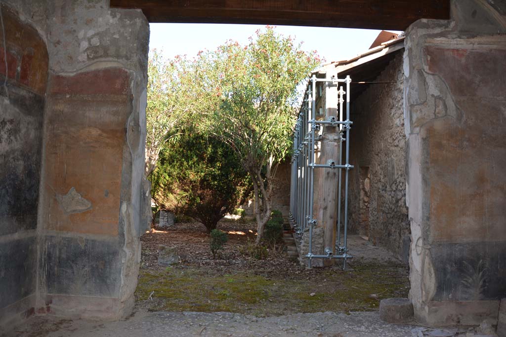 IX.7.20 Pompeii. October 2019. Large triclinium (room i), looking north through doorway onto south portico.
Foto Annette Haug, ERC Grant 681269 DÉCOR.
