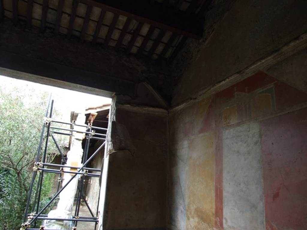 IX.7.20 Pompeii. December 2007. North-east corner of large triclinium, room (i), with doorway to south portico.