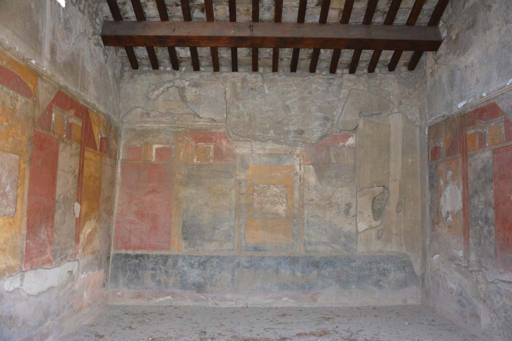 IX.7.20 Pompeii. October 2019. Large triclinium (room i), looking towards south wall.
Foto Annette Haug, ERC Grant 681269 DÉCOR.

