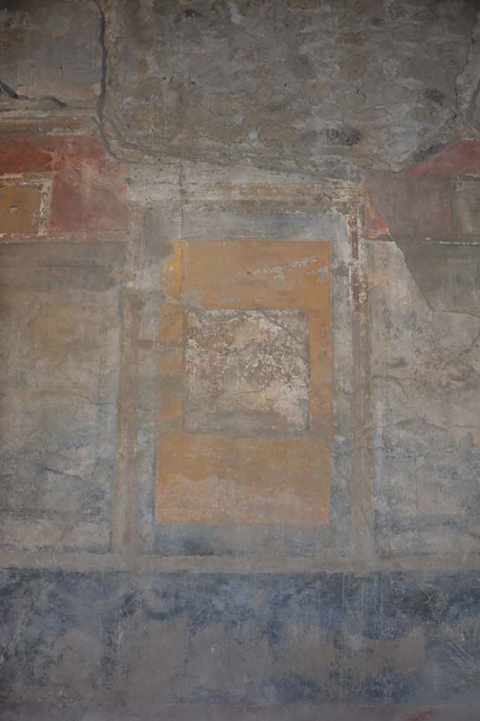 IX.7.20 Pompeii. October 2019. 
Large triclinium (room i), central panel on south wall with remains of wall painting of Dionysus discovering Ariadne. 
Foto Annette Haug, ERC Grant 681269 DÉCOR.
