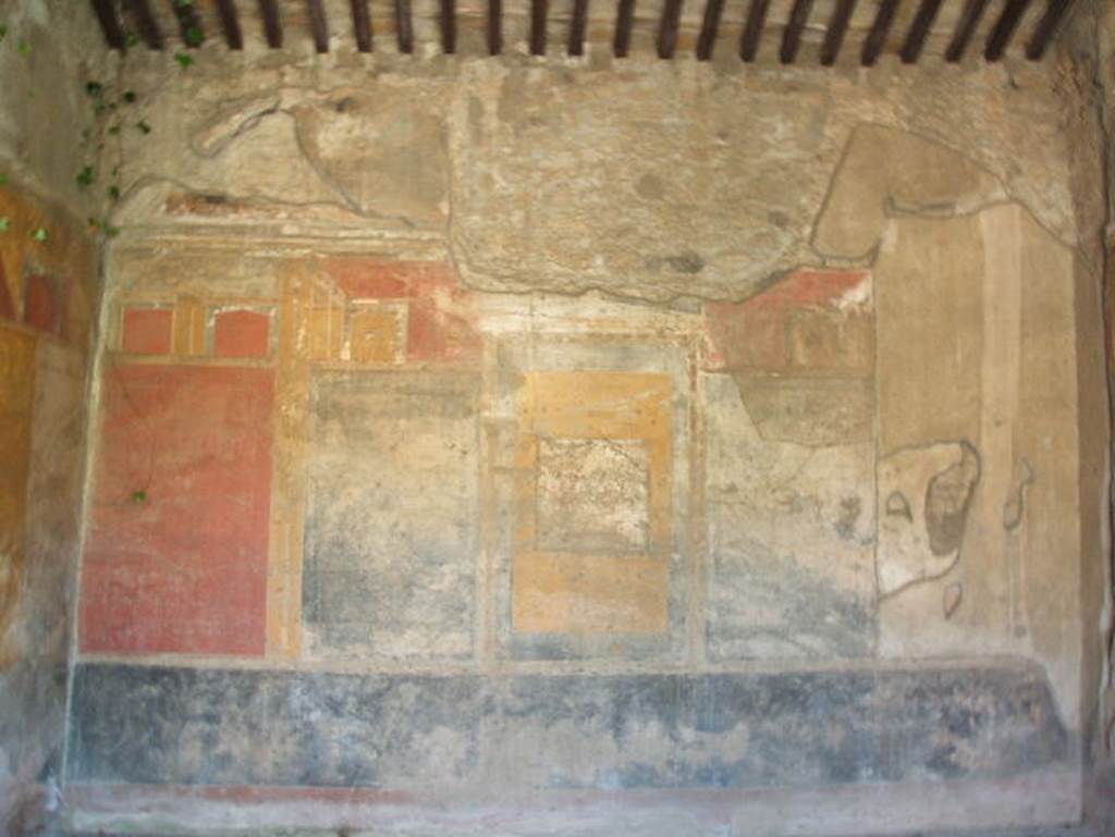 IX.7.20 Pompeii. May 2005. Room (i), south wall of large triclinium.