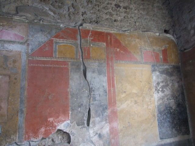 IX.7.20 Pompeii. December 2007. Room (i), west wall, north end.
On the black panel with crack running through its centre, a painting of a vase, circle and a palm, can be seen.

