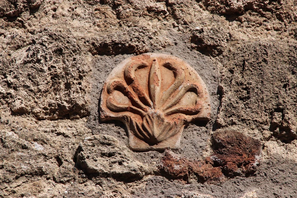IX.7.21 Pompeii. October 2017. Façade with terracotta mask decorations embedded into masonry.
Foto Taylor Lauritsen, ERC Grant 681269 DÉCOR.
