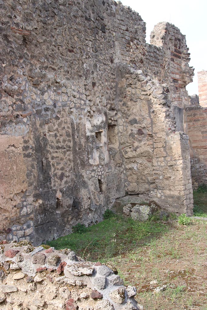 IX.7.21 Pompeii. October 2024. 
Looking north along west wall of atrium. Photo courtesy of Klaus Heese.
