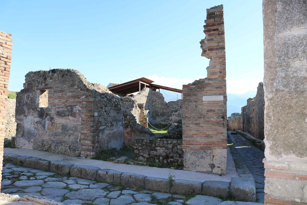 IX.7.22 Pompeii. December 2018. Looking south to entrance doorway, on corner with Vicolo di Tesmo, on right. Photo courtesy of Aude Durand.