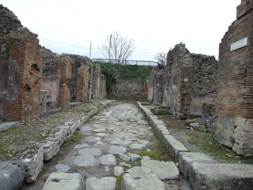 IX.6 Pompeii. December 2007.Unnamed vicolo leading to unexcavated area, looking east.    IX.7.22 on right.