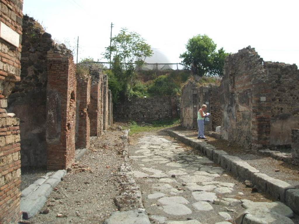 IX.6 Pompeii. May 2005. Unnamed vicolo leading to unexcavated area, looking east. IX.7.22 on right.