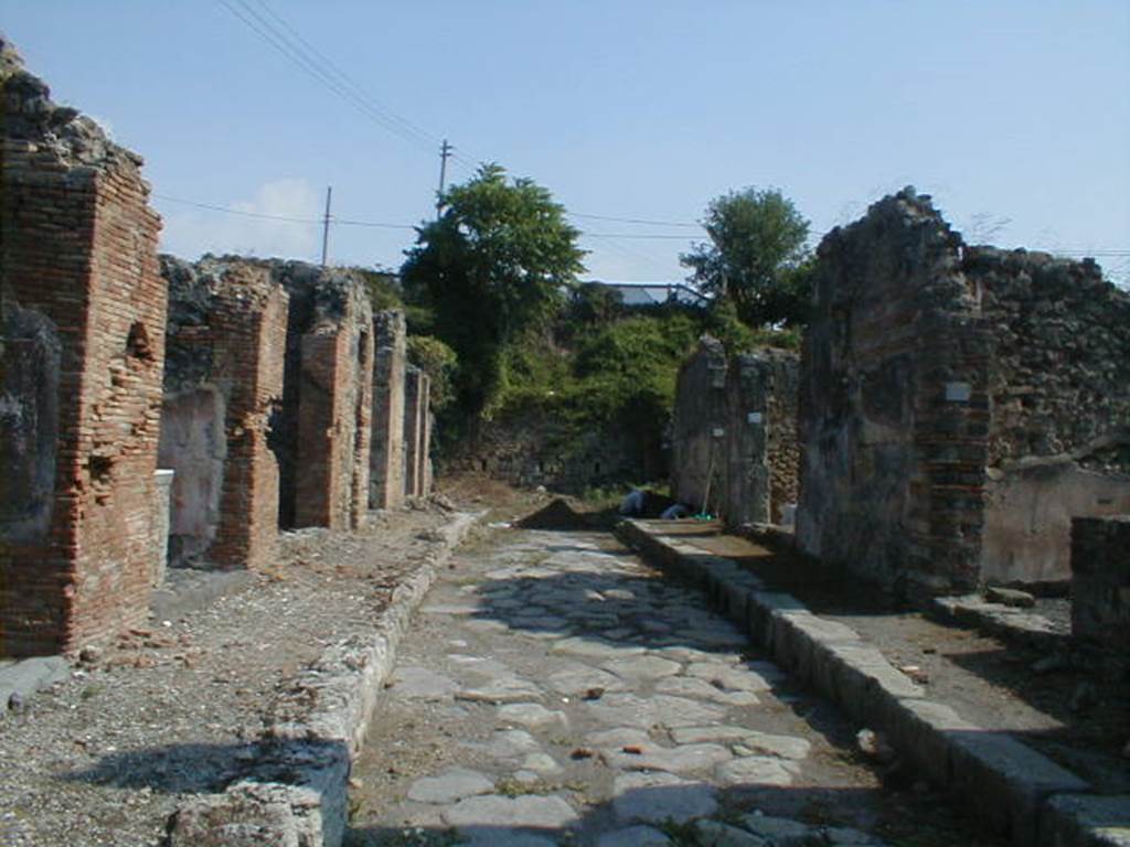 IX.6 Pompeii, on left.            Unnamed vicolo looking east.         IX.7.22 on right.