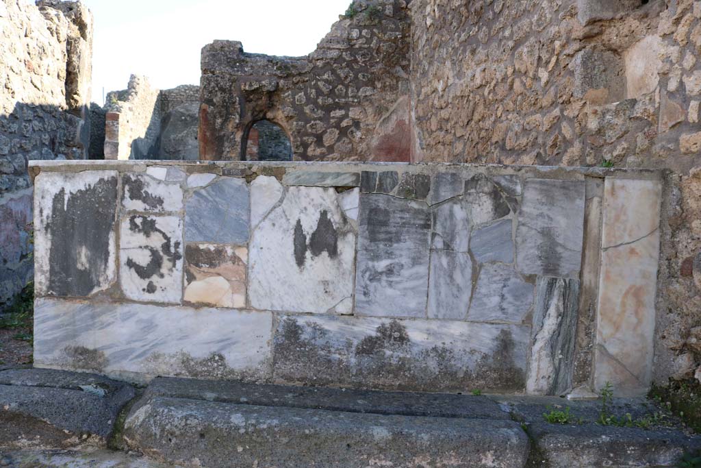 IX.7.24 Pompeii. December 2018. Detail of front of counter, looking south. Photo courtesy of Aude Durand.

