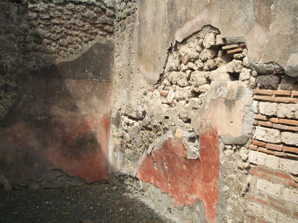 IX.7.25 Pompeii. May 2005. Room “l” (L), north-west corner of ala/triclinium.
According to Mau, this room served as a triclinium, on the right of the room the usual couch recess could be seen.
See Mau in Bullettino dell’Instituto di Corrispondenza Archeologica (DAIR), 1882, p.177)
