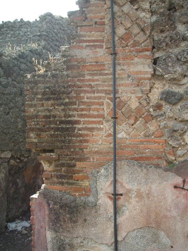 IX.7.25 Pompeii. May 2005. Room “l” (L), detail of atrium/ala wall.