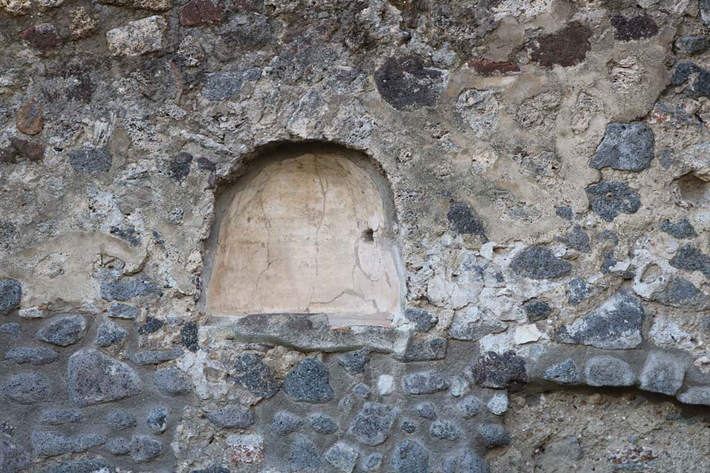 IX.8.1 Pompeii. December 2018. Niche on south wall of shop, at west end. Photo courtesy of Aude Durand.