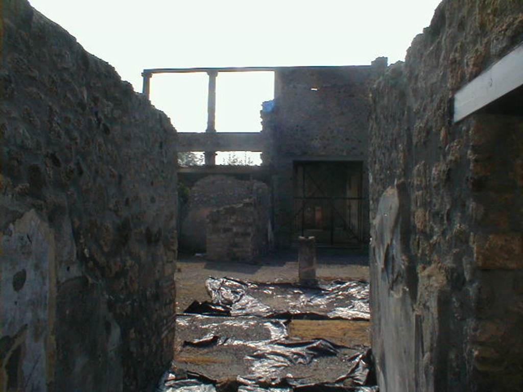 IX.8.3 Pompeii.  September 2004.  Entrance corridor.