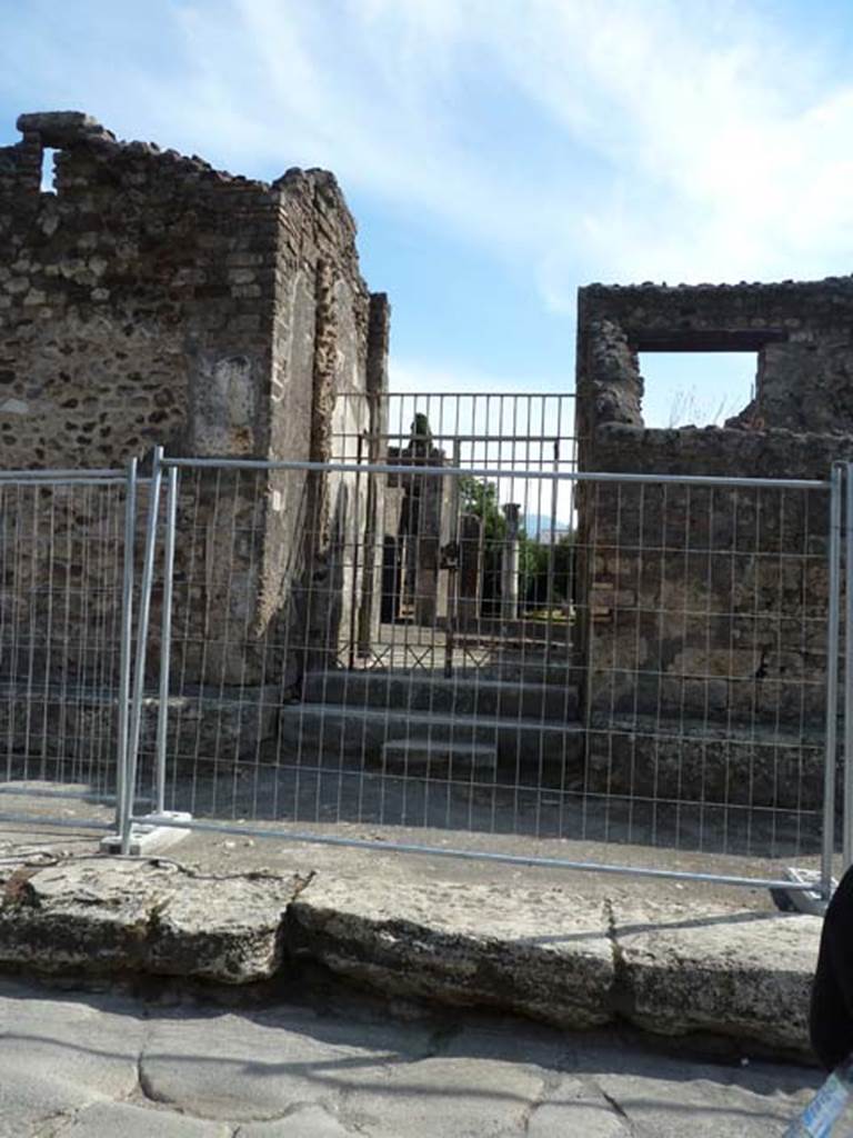 IX.8.6 Pompeii. September 2015. Looking south from Via di Nola towards entrance doorway with steps.

 
