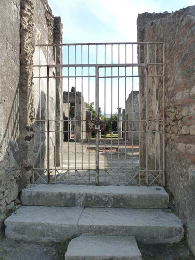 IX.8.6 Pompeii. September 2015. Entrance doorway, looking south across atrium.

