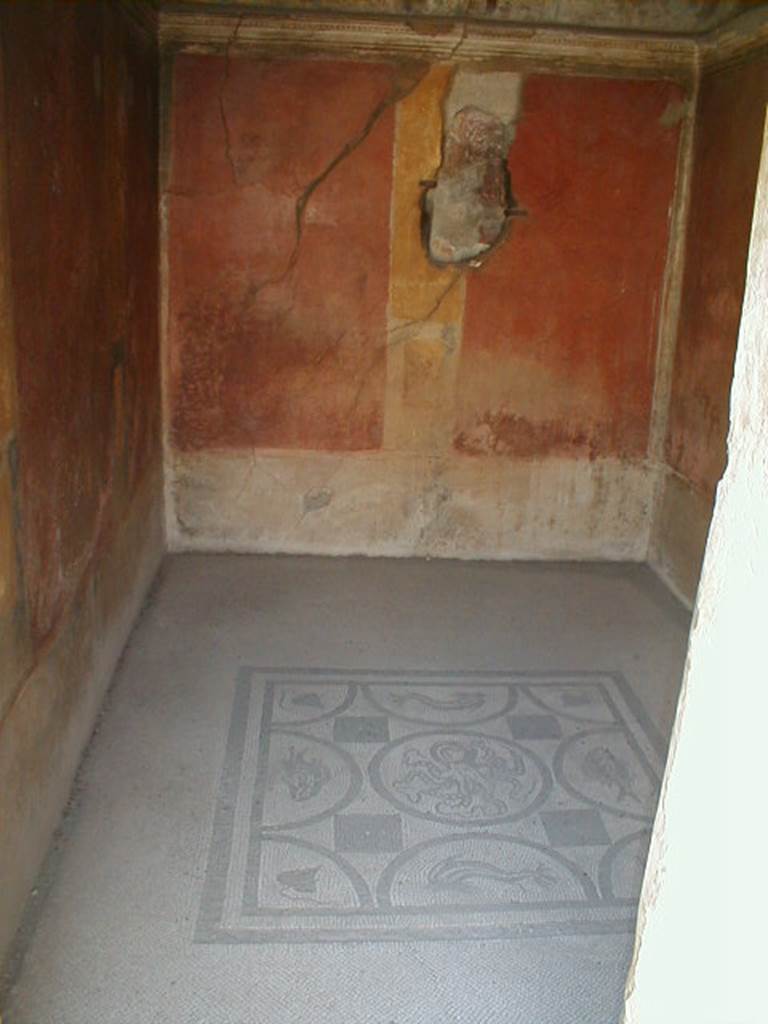 IX.8.6 Pompeii.  September 2004.  Room 33. Looking south.
