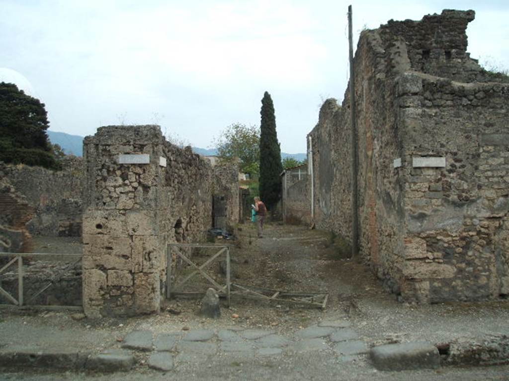 IX.9.1 Pompeii. May 2005.   Roadway between looking south             IX.8 