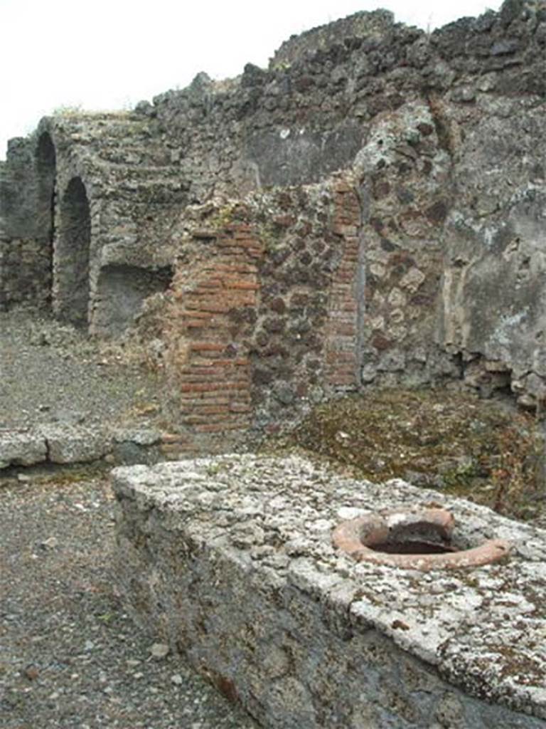 IX.9.1 Pompeii. May 2005. Bar at front and IX.9.2 house at rear