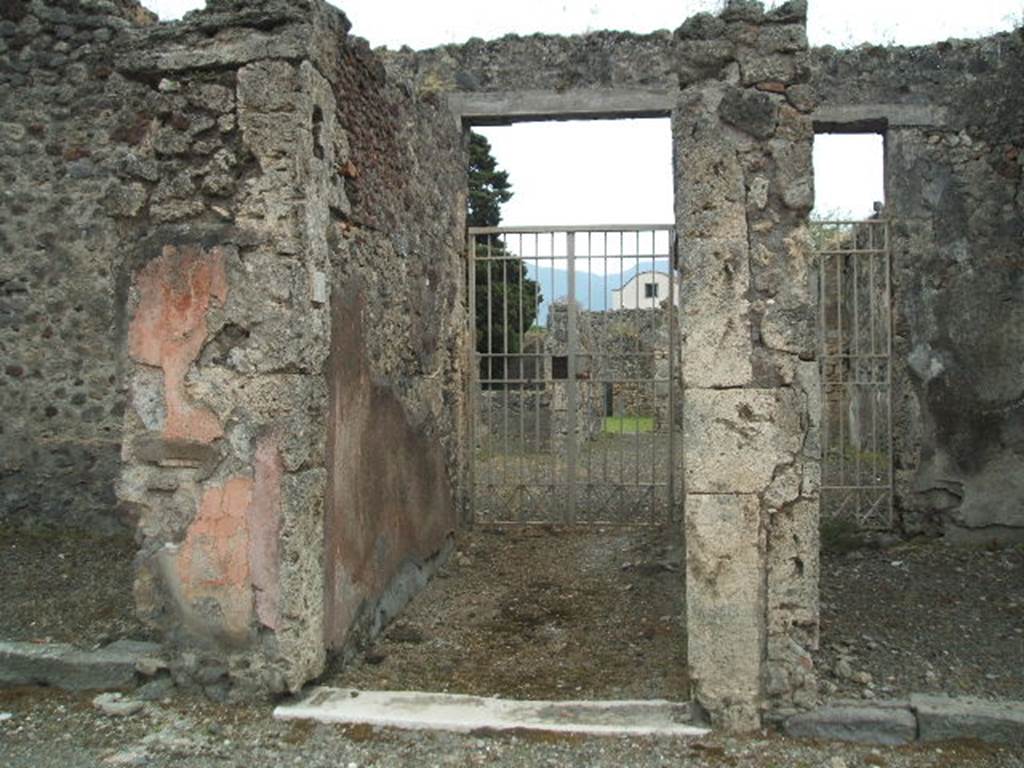 IX.9.4 Pompeii. May 2005. Entrance doorway, with travertine threshold.