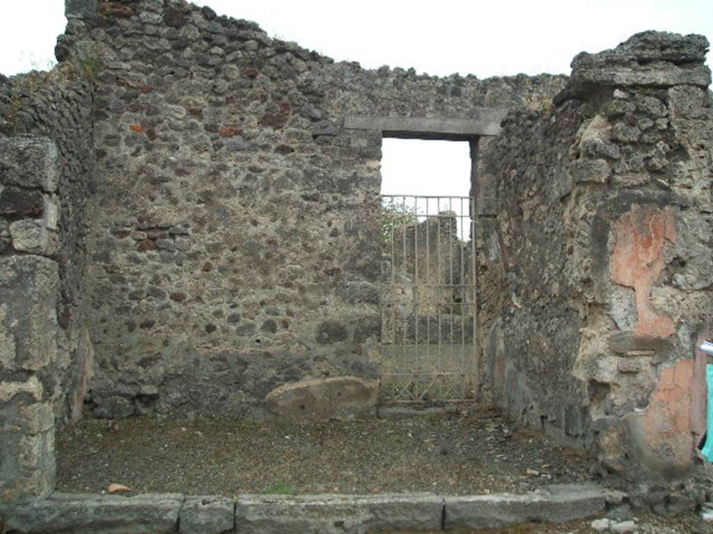 IX.9.5 Pompeii. May 2005. Entrance doorway, looking south to rear doorway connecting to IX.9.4.