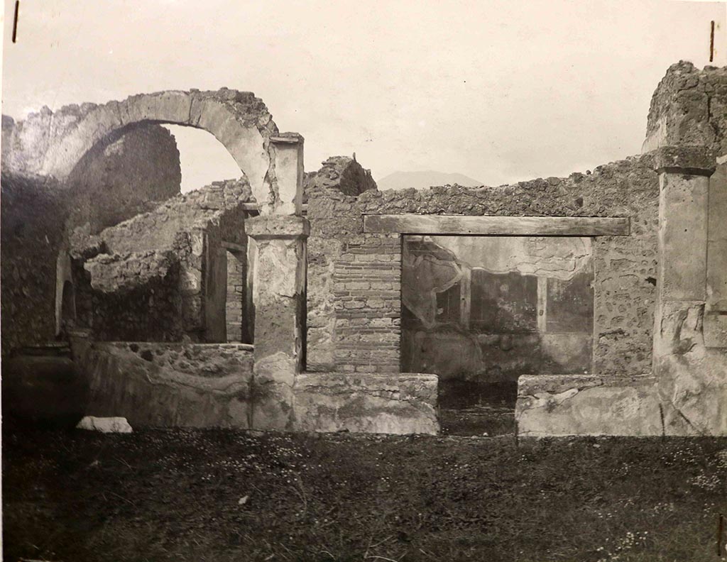 IX.9.6 Pompeii. 
Looking north from garden area towards masonry arch above portico. On the right the decorated north wall of the triclinium can be seen.
Archive photo C150, su concessione del Ministero della Cultura - Parco Archeologico di Pompei.
Photograph © Parco Archeologico di Pompei.

