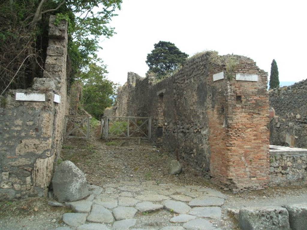 IX.10 Pompeii. May 2005. Unnamed vicolo looking south.   IX.9.9 and IX.9.8.