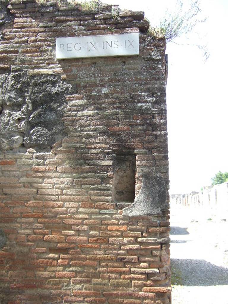 IX.9.8 Pompeii. May 2006. Niche in unnamed vicolo around corner, outside IX.9.8 on east side.