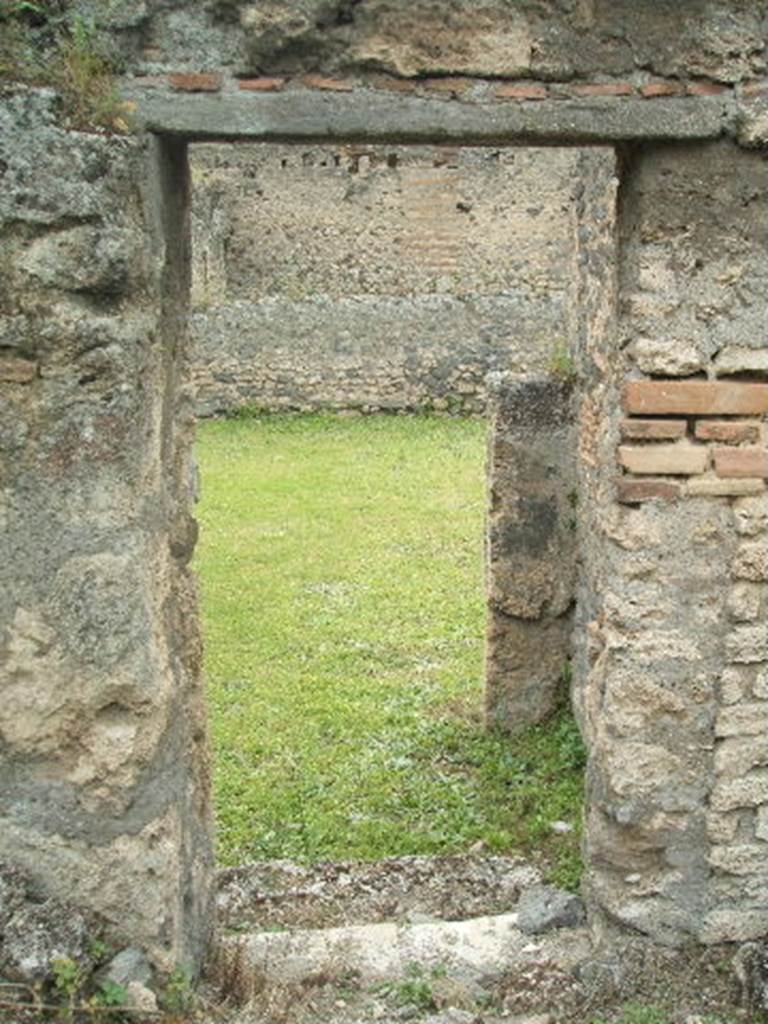 IX.9.10 Pompeii. May 2005. Entrance doorway to garden area, looking west.