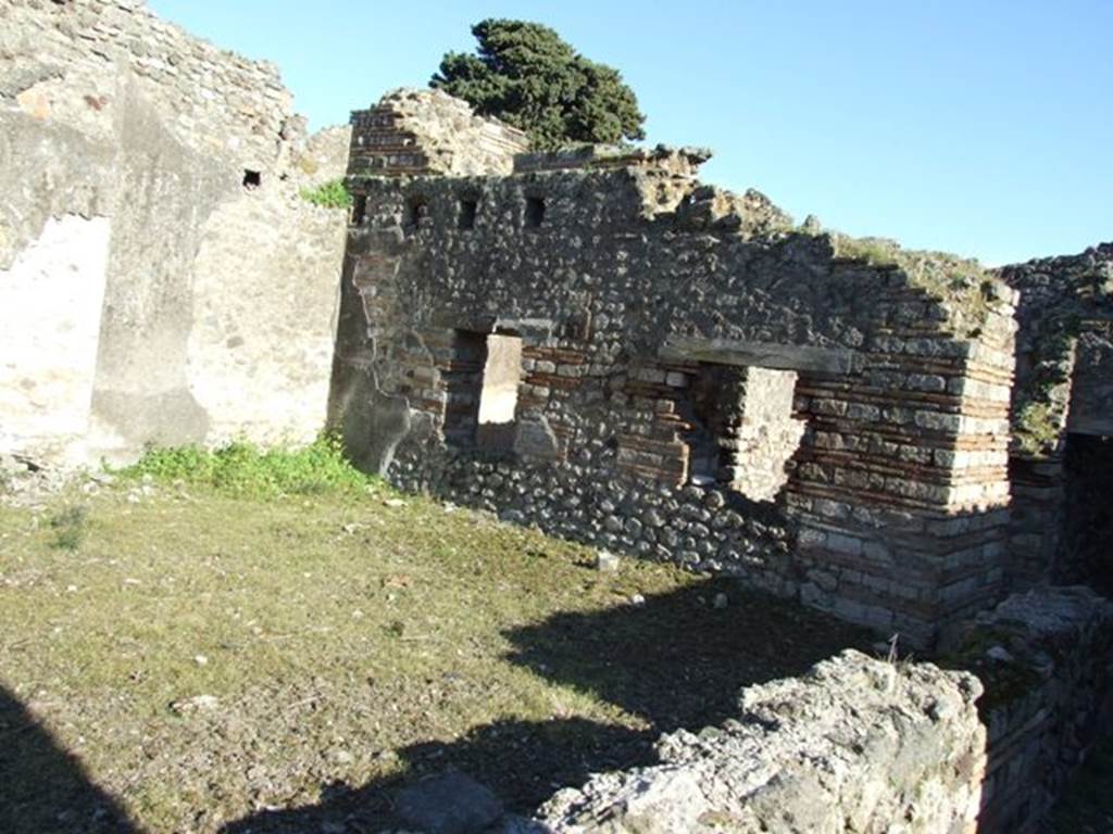 IX.9.a Pompeii. March 2009. Looking towards south-east corner of garden, and windows from cubiculum i and vestibule L.