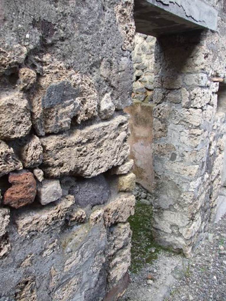 IX.9.c Pompeii.  March 2009.  Doorway to Cubiculum on north side of fauces.