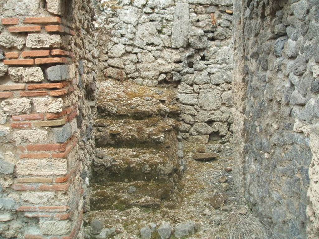 IX.9.d  Pompeii. May 2005. Room h. Stairs to upper floor.