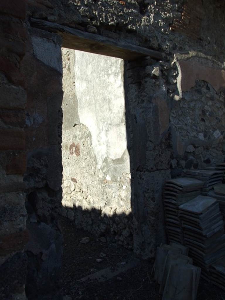 IX.9.d Pompeii.  March 2009.  Doorway to Room e.  Triclinium.