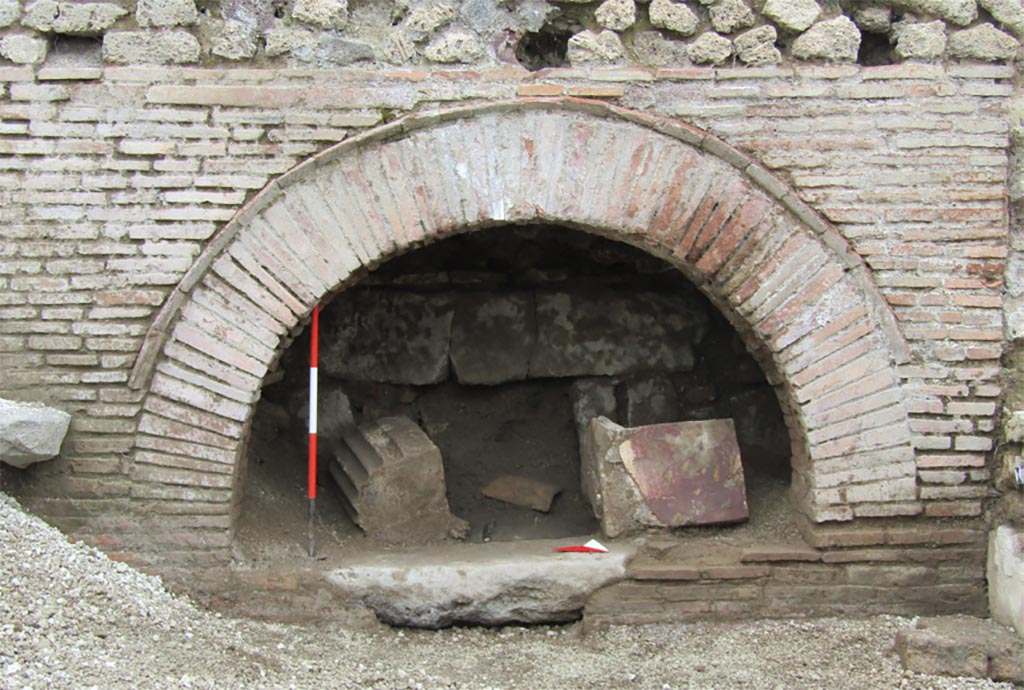 IX.10.1 Pompeii. May 2010. Looking west at the structure.