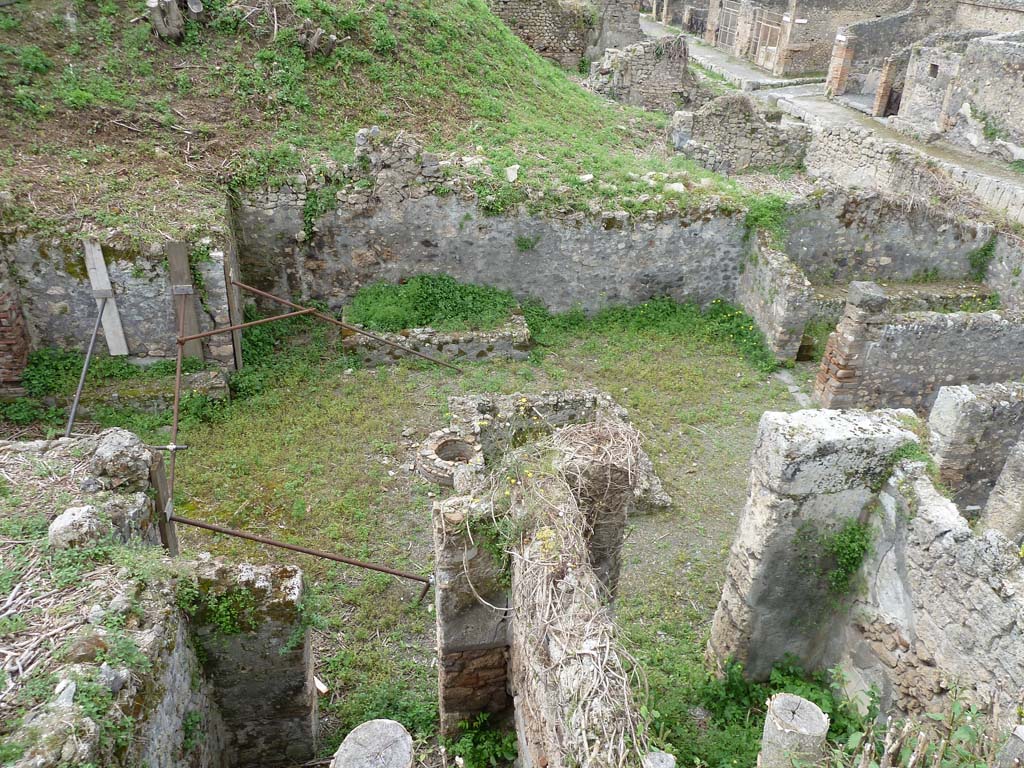 IX.10.2 Pompeii. May 2010. South end of atrium with two cubicula and tablinum. Looking east.
