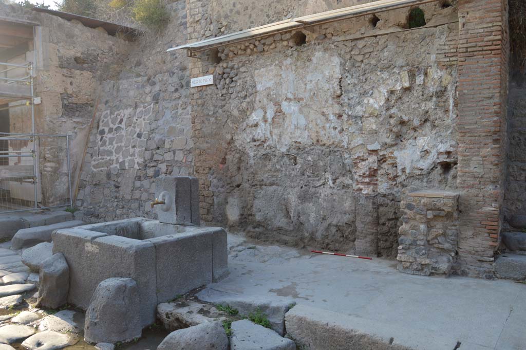 IX.11.1 Pompeii. October 2017. Looking north-west on Via dell’Abbondanza towards fountain with street shrine and altar, at the rear.
Foto Taylor Lauritsen, ERC Grant 681269 DÉCOR.
