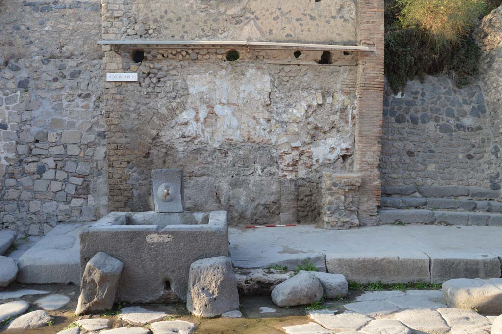 IX.11.1 Pompeii. October 2017. Looking north on Via dell’Abbondanza towards fountain with street shrine and altar, at the rear.
Foto Taylor Lauritsen, ERC Grant 681269 DÉCOR.
