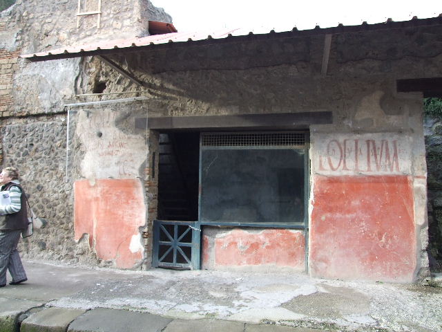 IX.11.2 Pompeii. May 2006. Entrance with graffiti on both sides.