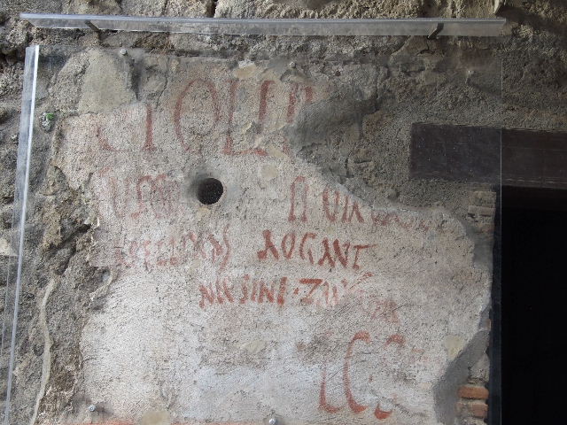 IX.11.2 Pompeii. 1913. Entrance on Via dell’Abbondanza. On the left pillar is the inscription L C S IIVR, now only partially readable.
According to Epigraphik-Datenbank Clauss/Slaby (See www.manfredclauss.de) this read:

L(ucium) C(eium) S(ecundum) IIv(i)r(um)   [CIL IV 7865]

