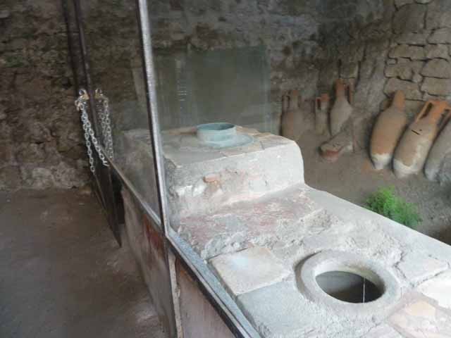IX.11.2 Pompeii. May 2016. Bar counter, with detail of top of stove.  Photo courtesy of Buzz Ferebee.