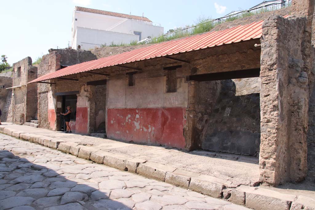 IX.11.4 Pompeii, on right. September 2021. 
Looking west along front façade on north side of Via dell’Abbondanza. Photo courtesy of Klaus Heese.
